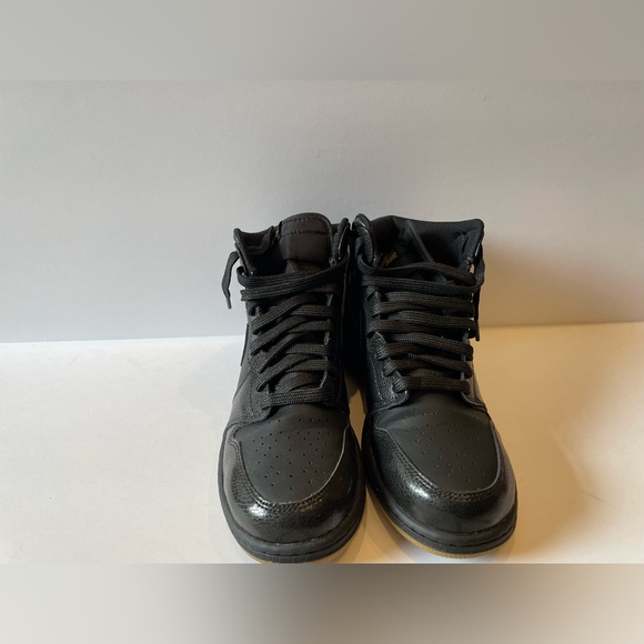Jordan 1 Retro - Picture 2 of 4